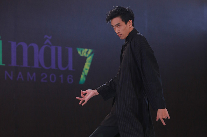 Sau phần thi catwalk trong trang phục áo tắm và tạo dáng trước ống kính, các thí sinh vòng sơ tuyển Vietnam’s Next Top Model 2016 khu vực miền Nam bước vào phần thi phỏng vấn.