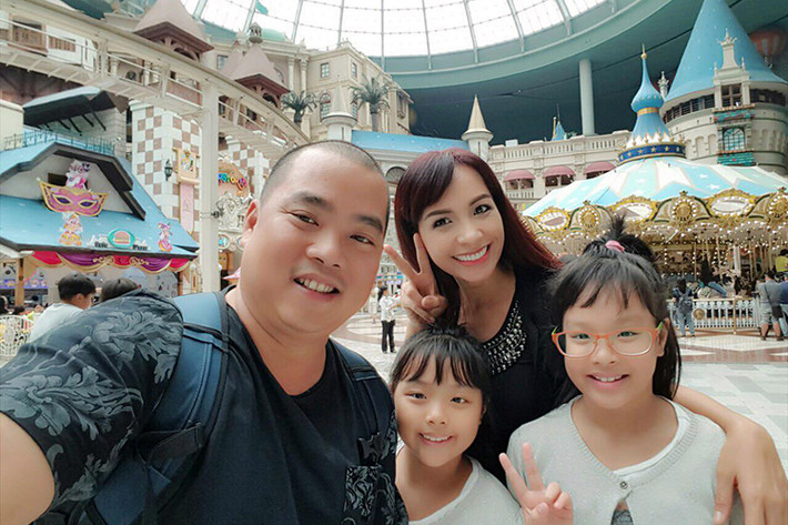 Vợ chồng Thúy Hạnh - Minh Khang không quên lưu lại những khoảnh khắc của các thành viên trong gia đình tại Hàn Quốc.