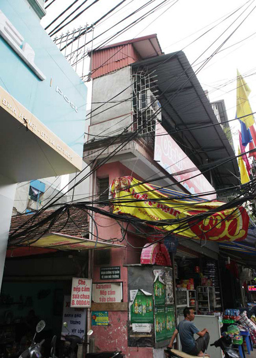 Tầng trên được xây nhô ra một đoạn và được lợp bằng tôn.