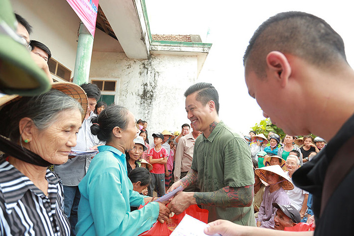 Đặc biệt, nhóm thiện nguyện còn trao 20 xuất quà 5 triệu đồng cho những gia đình có hoàn cảnh đặc biệt éo le ở tỉnh Quảng Bình.