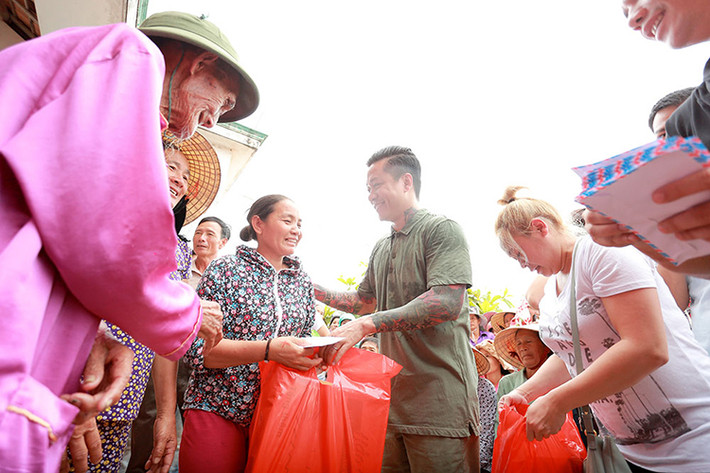 Nhóm thiện nguyện đã rất cảm thông với hoàn cảnh của những người dân đang gặp phải ở thôn này.
