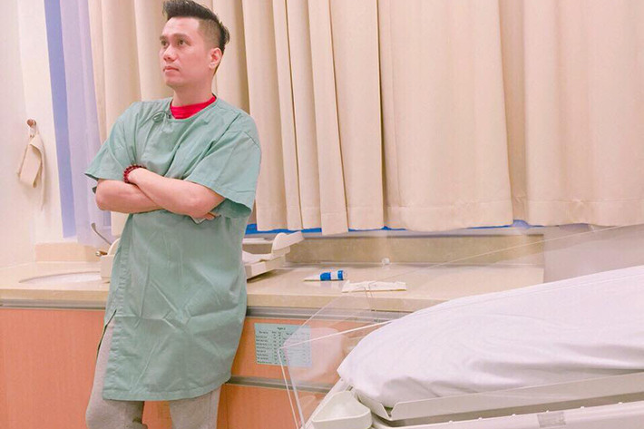 Trước đó, tối ngày 6/3, trên trang cá nhân, nam diễn viên phim “Chạy án” đăng tải hình ảnh của anh và vợ trong bệnh viện. (Ảnh: FBVN)