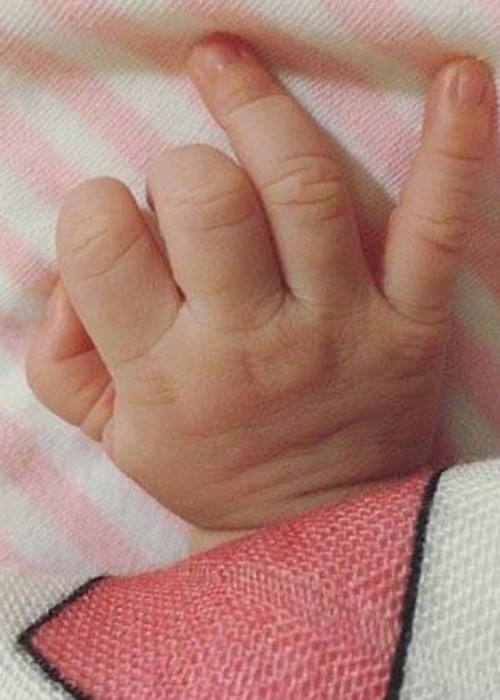 Trước đó, trên trang cá nhân, Yến Phương khoe hình ảnh bàn tay của con gái kèm dòng tâm sự bày tỏ niềm hạnh phúc khi lần đầu làm mẹ. (Ảnh: FBNV)