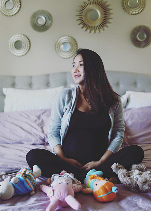 Yến Phương viết: "Welcome babygirl Phoebe to the world in March 4th, 2017. We love you" (Tạm dịch: Chào mừng con gái Phoebe đến với thế giới vào ngày 4/3/2017. Chúng ta yêu con). (Ảnh: FBNV)