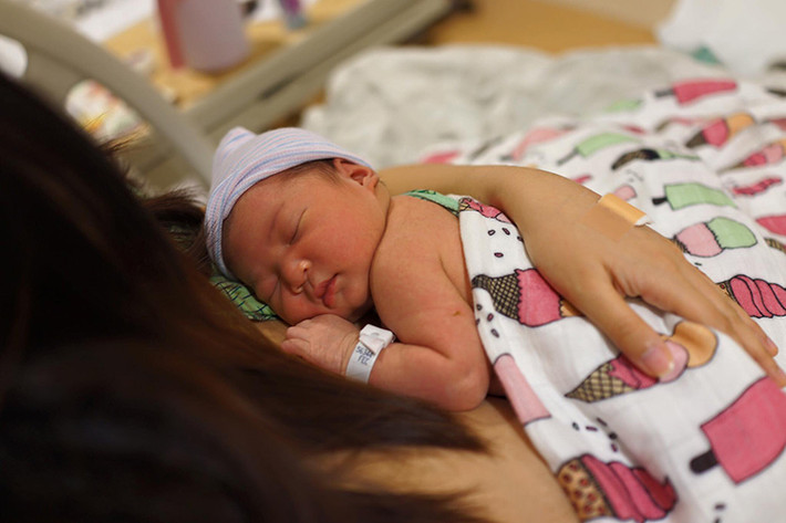 Lam Trường còn thông báo hiện tại sức khỏe của bà xã Yến Phương đã ổn định. Anh cũng không quên gửi lời cám ơn đến mọi người đã chúc mừng gia đình anh. (Ảnh: FBNV)