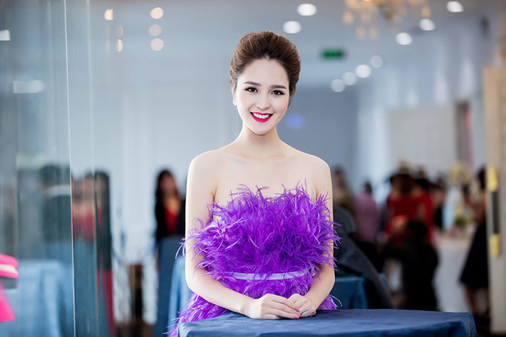Á hậu Hoàng Anh sinh năm 1994, tại Hà Nội. Cô sở hữu gương mặt bầu bĩnh, nụ cười tươi, đôi mắt hút hồn và chiều cao ấn tượng (1m76). (Ảnh: FBNV)