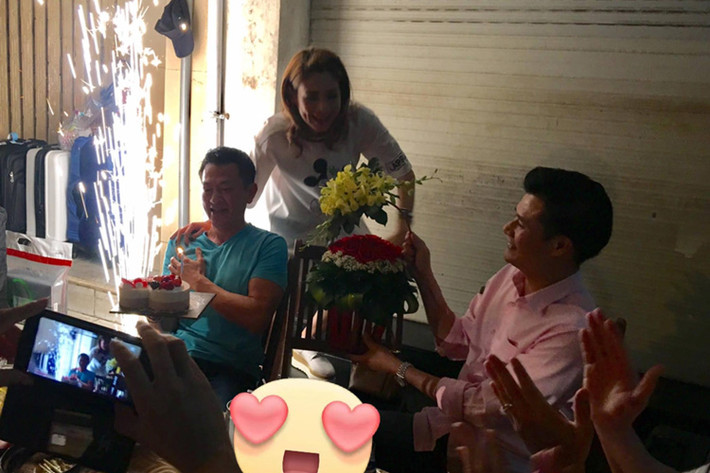 Về Việt Nam cùng Thanh Thảo, người đàn ông này hạnh phúc được bạn gái tổ chức sinh nhật. (Ảnh: FBNV)