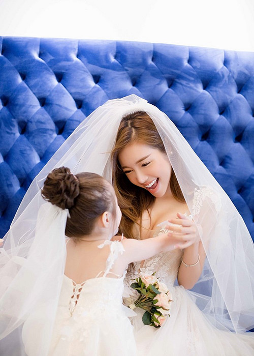 Ngoài việc diễn xuất trước ống kính, trong quá trình chụp ảnh, Elly Trần còn phải chăm lo cho hai con.