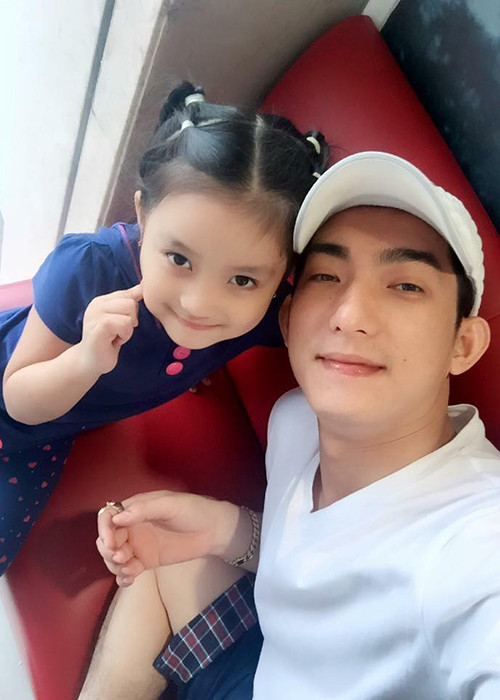 Trên trang cá nhân, ngoài hình ảnh trong công việc, Bảo Duy còn đăng tải những khoảnh khắc bên bạn bè và các con. (Ảnh: FBNV)