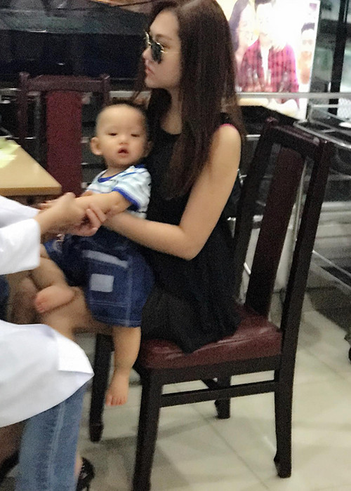 Cuộc sống Phi Thanh Vân dường như có vẻ vất vả hơn khi cô vừa làm việc vừa phải chăm con trai Tấn Đức. (Ảnh: FBNV)