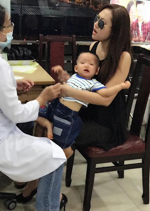 Cách đây không lâu, nữ diễn viên chia sẻ cô đã phải một mình đưa con trai đi viện trong đêm. (Ảnh: FBNV)