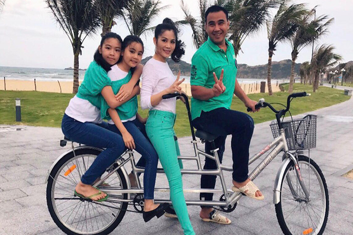 Quyền Linh từng chia sẻ vợ con đã thay đổi anh và chính họ đã tạo nên một Quyền Linh thành công như ngày hôm nay. (Ảnh: FBNV)