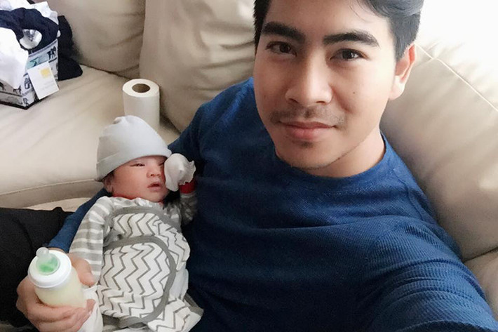 Nam diễn viên còn hỗ trợ bà xã chăm sóc con trai mới sinh. (Ảnh: FBNV)