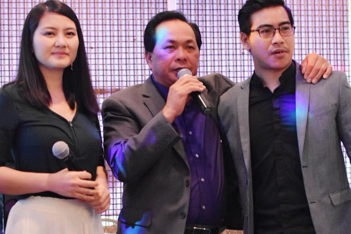 Thanh Bình chia sẻ, trong buổi tiệc đầy tháng của con trai, Ngọc Lan quay sang hỏi anh: “Em vẫn còn đẹp phải không anh?”. Lúc đó, Thanh Bình thấy rất thương vợ. Anh viết: “Thương vì "Anh xin lỗi" lâu nay không nắm tay em nhiều như trước, quên vì không ôm em vào lòng và nói: "Vợ anh đẹp lắm”... (Ảnh: FBNV)