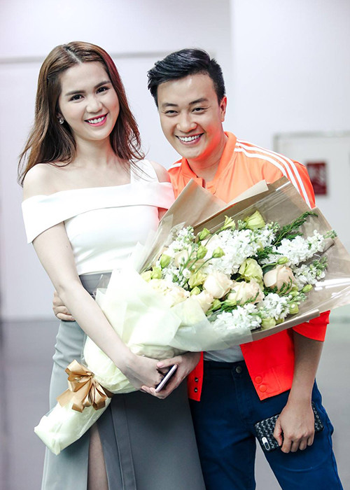 Trước khi sang nước ngoài, Ngọc Trinh xuất hiện rạng rỡ tại buổi ra mắt phim “Hot boy nổi loạn 2” để chúc mừng Lương Mạnh Hải. (Ảnh: FBNV)