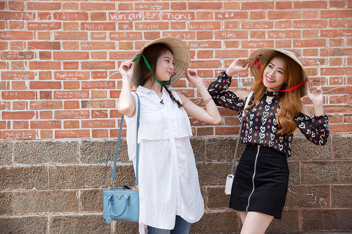 Hot girl gốc Hà Thành tình nguyện là hướng dẫn viên cho chuyến du lịch của Lee Sarah tại Việt Nam.