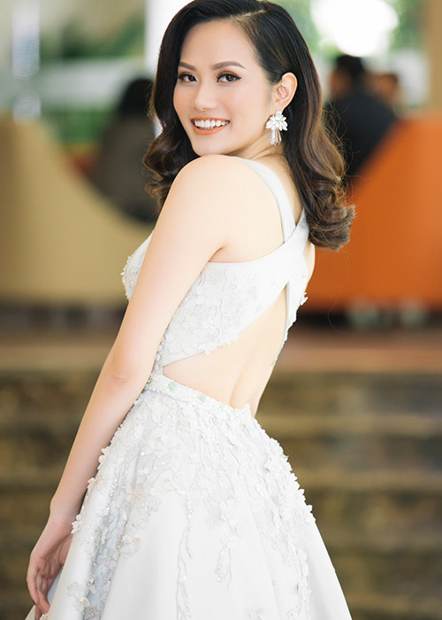 Hoa hậu Đông Nam Á Diệu Linh vừa ngồi ghế nóng phần thi phụ Tài năng trong khuôn khổ cuộc thi Miss Tourism 2017 (Hoa khôi Du lịch Việt Nam).