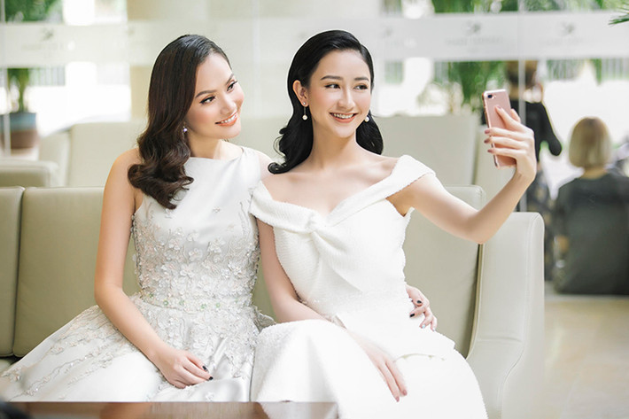 Cùng làm giám khảo cuộc thi, Hoa hậu Diệu Linh hội ngộ Á hậu Hà Thu. Không hẹn mà gặp, cả hai cùng diện váy trắng.