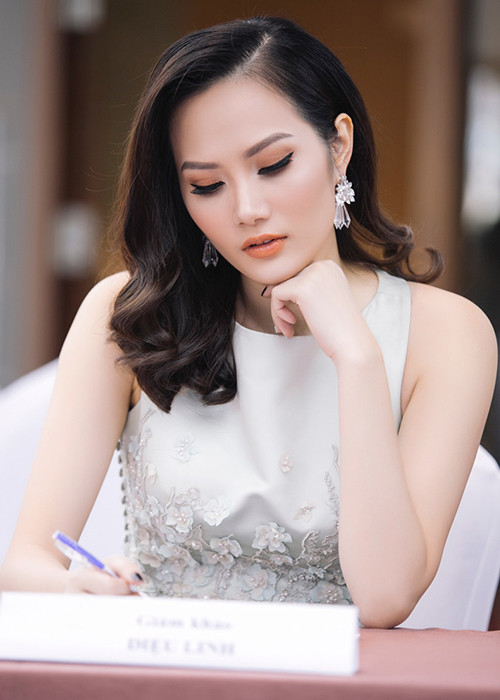 Diệu Linh sinh năm 1990, tại Hải Phòng. Năm 2013, người đẹp lọt top 10 cuộc thi người mẫu Asia Super Model Contest tại Trung Quốc.
