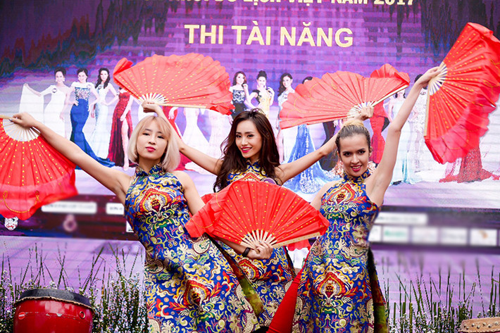 17 thí sinh tham gia cuộc thi cố gắng thể hiện tài năng để thuyết phục các giám khảo.