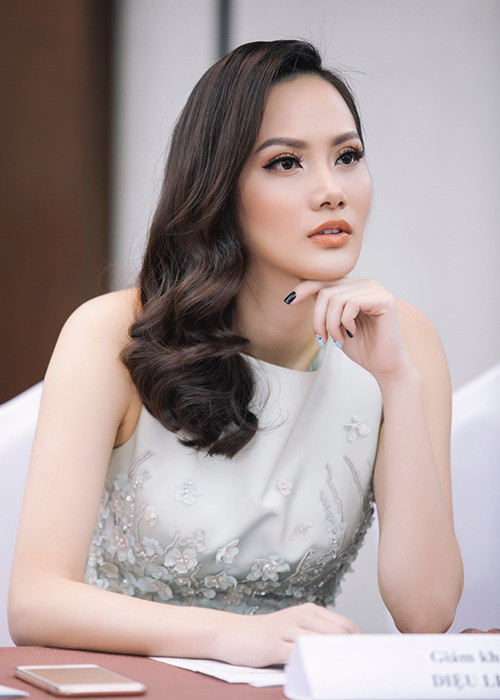 Năm 2014, tham gia cuộc thi Hoa hậu Du lịch Quốc tế, Diệu Linh đoạt giải Hoa hậu Đông Nam Á và giải Trang phục dân tộc.