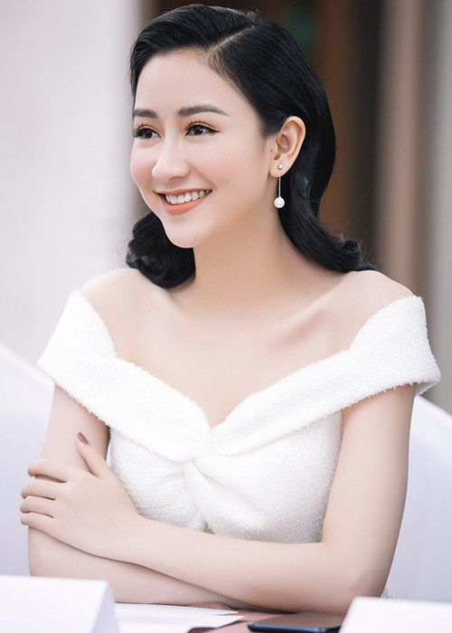 Giống Diệu Linh, Hà Thu cũng ngỡ ngàng trước tài năng của các ứng viên Hoa khôi Du lịch Việt Nam 2017.