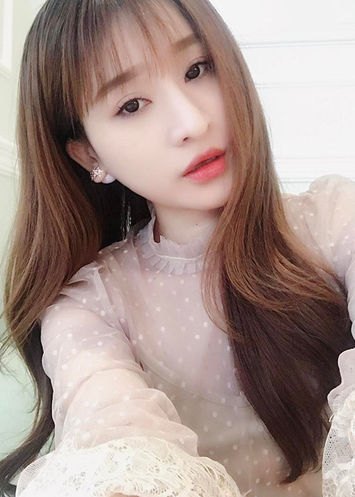 Mới đây, Ivy bất ngờ chia sẻ, ngay trong ngày cưới, cô đã phát hiện chồng có người khác. Thời điểm đó, Ivy từng muốn hủy hôn nhưng gia đình không chấp nhận. Sau đám cưới, vì xảy ra quá nhiều mân thuẫn với Hồ Quang Hiếu, cô đã ly hôn. (Ảnh: FBNV)