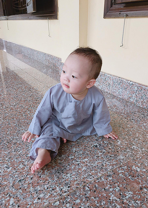 Hình ảnh bé Khoai Tây má đỏ hây hây trong khuôn viên chùa đốn tim cư dân mạng. (Ảnh: FBNV)