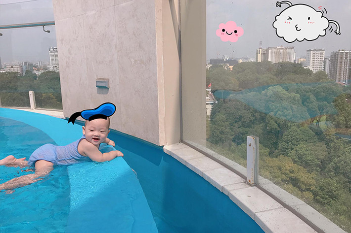 Bé Khoai Tây tỏ ra rất bạo dạn khi được đưa đi bơi. Theo lời Ly Kute, con trai vô cùng thích nước. (Ảnh: FBNV)