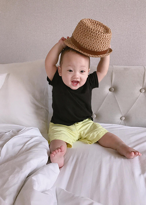 Chào đời ngày 25/3/2016, con trai Ly Kute sắp tròn một tuổi. Mới đây, bé được mẹ và bà ngoại đưa đi chơi ở Sài Gòn. (Ảnh: FBNV)
