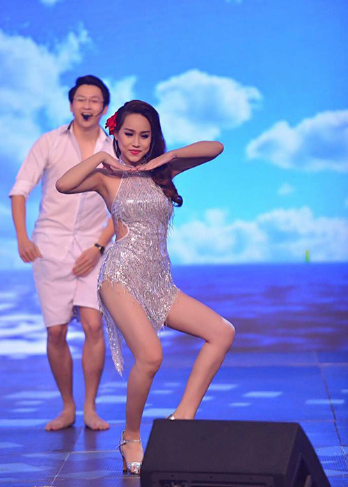 Với ngoại hình xinh đẹp, nóng bỏng, nữ MC gốc Cần Thơ khiến khán giả không thể rời mắt khi tham gia trình diễn trong một cuộc thi. (Ảnh: FBNV)
