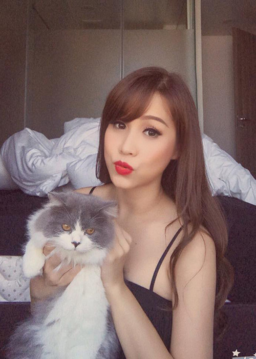 Trên sóng truyền hình, Trúc Mai lựa chọn hình ảnh kín đáo, dịu dàng nhưng ở đời thường cô xuất hiện với hình ảnh cá tính, gợi cảm. (Ảnh: FBNV)