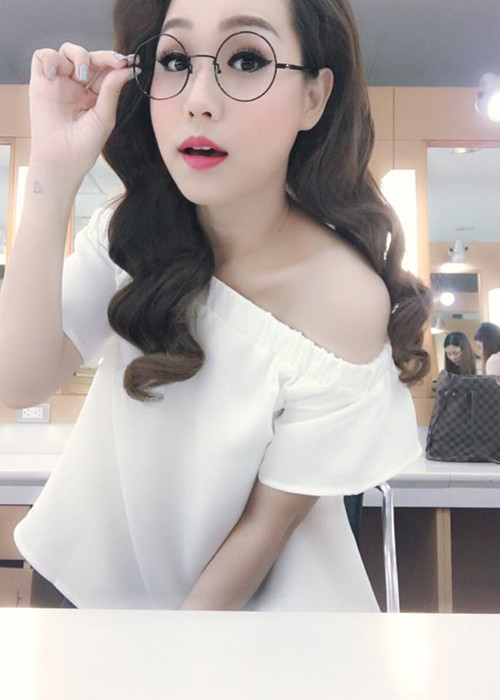 Khác với hình ảnh có phần trang nghiêm khi làm việc, ở đời thường, Trúc Mai có nhiều khoảnh khắc nhí nhảnh, đáng yêu. (Ảnh: FBNV)