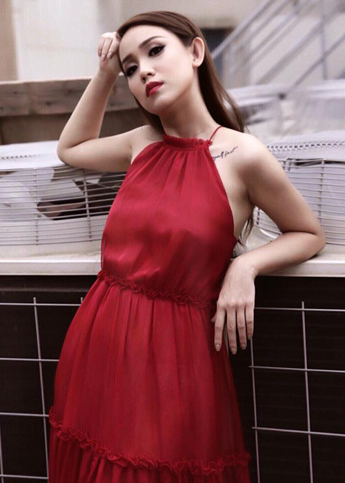 Trúc Mai của Chuyển động 24h còn sở hữu hình xăm nhỏ cá tính trên vai. (Ảnh: FBNV)