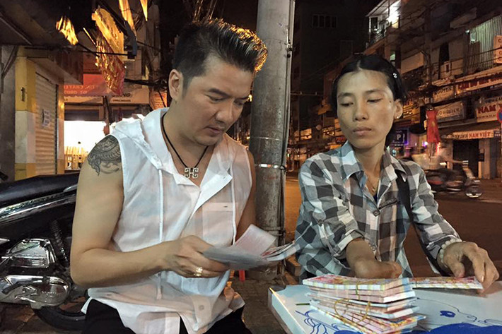 Theo lời Mr Đàm, trong đêm giao thừa, khi đi ăn cùng đồng nghiệp sau đêm diễn, anh đã được một cô gái mời mua vé số. (Ảnh: FBNV)