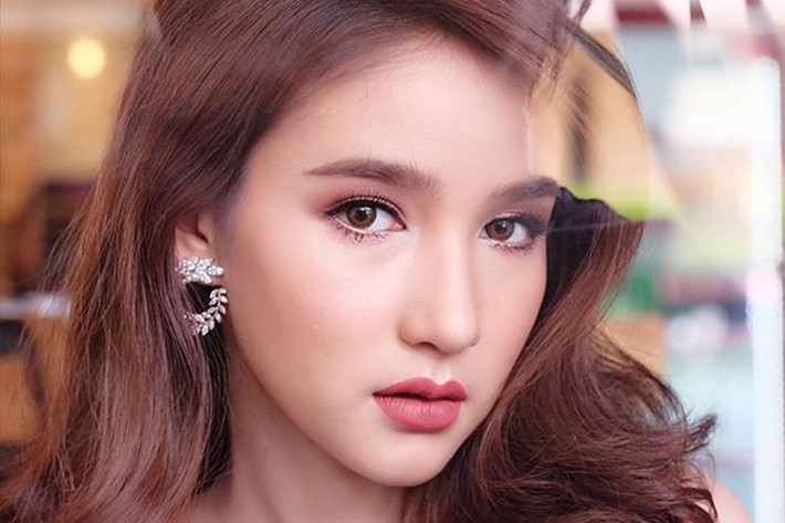 Yoshi hoạt động trong làng giải trí Thái Lan với vai trò người mẫu quảng cáo, diễn viên.