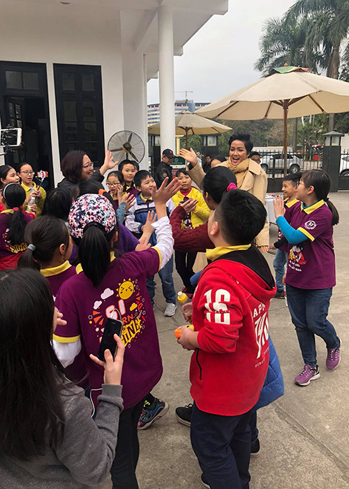 Hình ảnh H'hen Niê bình dị chiếm được cảm tình của nhiều dân mạng.