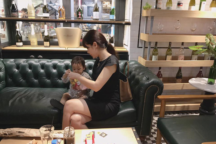 Trước đó, trên trang cá nhân, Lưu Hương Giang thường xuyên chia sẻ hình ảnh bé Misu nhưng giấu mặt con gái.