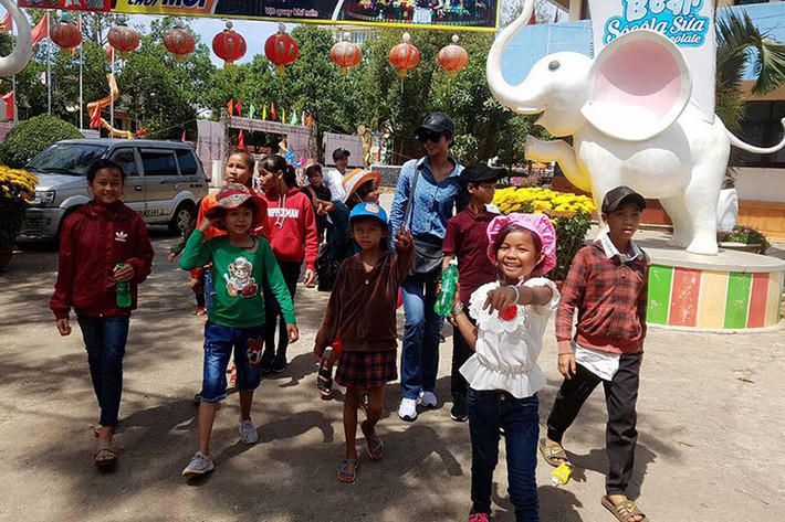 Đi chơi cùng các em nhỏ, Hoa hậu Hoàn vũ Việt Nam 2017 chọn trang phục giản dị, năng động.