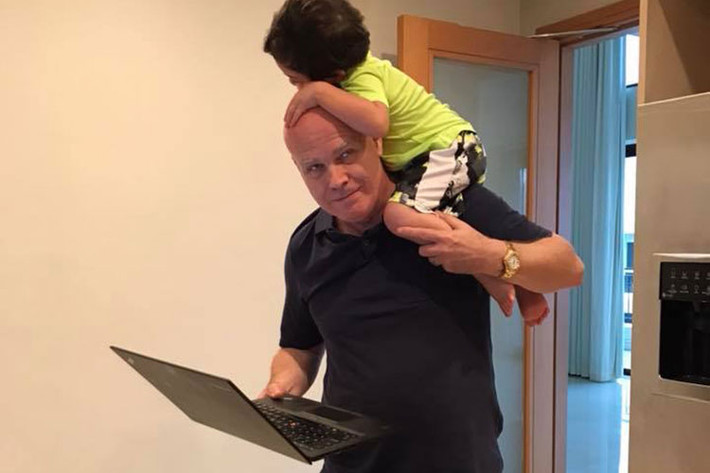 Hot Face sao Việt 24h: Thu Minh khoe ảnh con trai bên chồng đồng thời tâm sự: “Daddy! Con đủ sữa từ đây đến cuối năm rồi Daddy không cần “cày” nữa đâu. Buông laptop mình đi chơi thôi”.