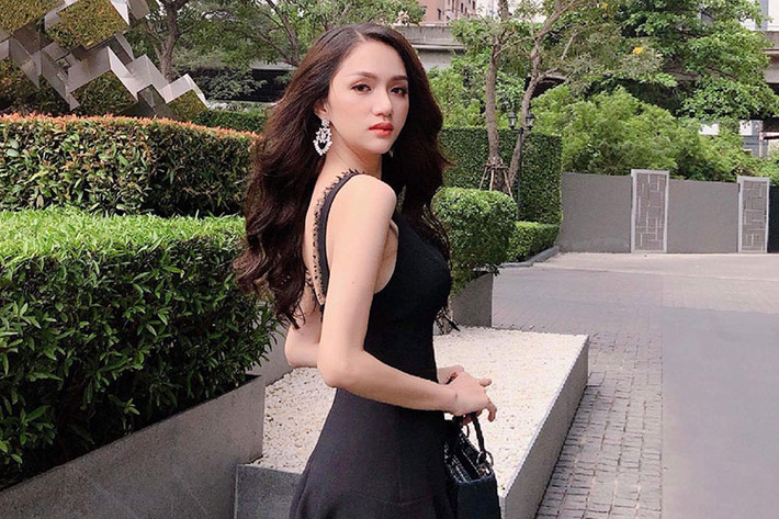 Hương Giang Idol đi gặp ban tổ chức và thí sinh của cuộc thi Hoa hậu chuyển giới tại Thái Lan.