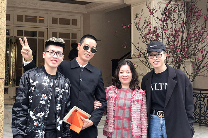 Đức Phúc chia sẻ hình ảnh đầu năm mới bên bố mẹ và em trai kèm chú thích: “Điều tuyệt vời”.