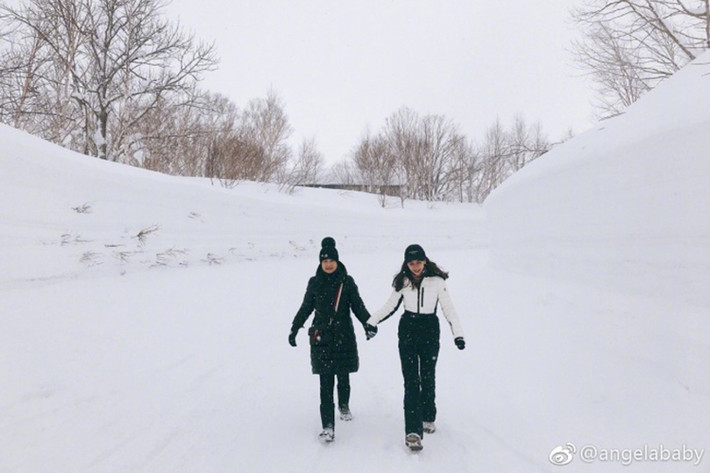Đăng ảnh bên mẹ, Angelababy để lại dòng chú thích: "Dắt tay mẹ, cùng nhau đi, bảo vệ mẹ". Ảnh: Weibo