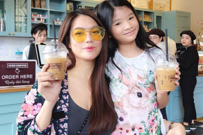 Trương Ngọc Ánh cùng con gái đi chơi nhân dịp đầu năm mới.