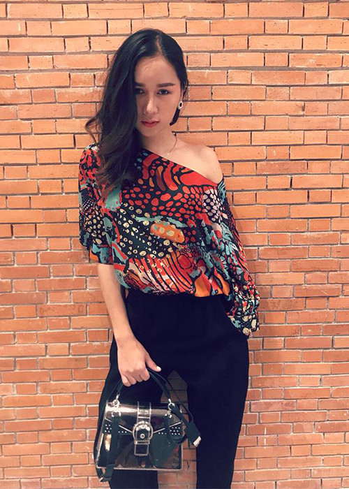 Longsy sở hữu vẻ đẹp sắc sảo cùng phong cách thời trang gợi cảm.