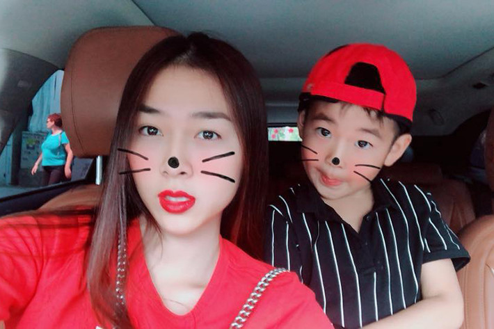 Diệp Bảo Ngọc nhí nhảnh bên con trai.