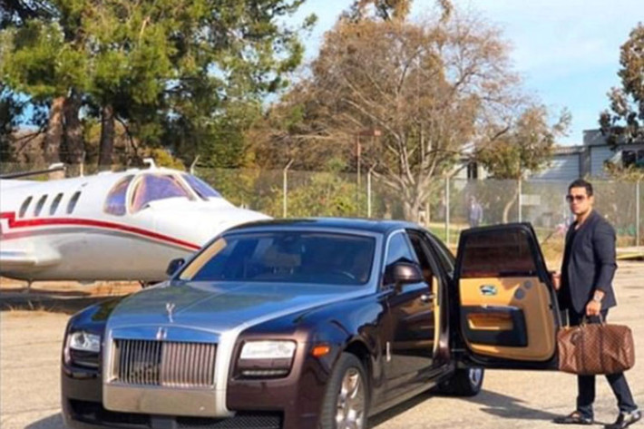 Con nhà giàu tại Anh Tony Beig thậm chí còn mang theo chếc Rolls Royce đi lại hàng ngày đến nơi nghỉ dưỡng riêng tư.