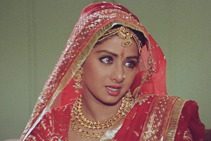 Sinh năm 1963, Sridevi bắt đầu đóng phim từ năm 4 tuổi. Vì đam mê diễn xuất, cô đã bỏ học.