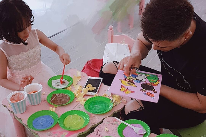 Nam vũ công thường xuyên đưa con gái đi chơi. Ảnh: FBNV