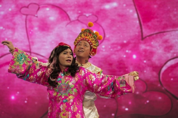 Hình ảnh Bắc Đẩu tình tứ bên Thiên Lôi trong Táo Quân 2015. Ảnh: Saostar